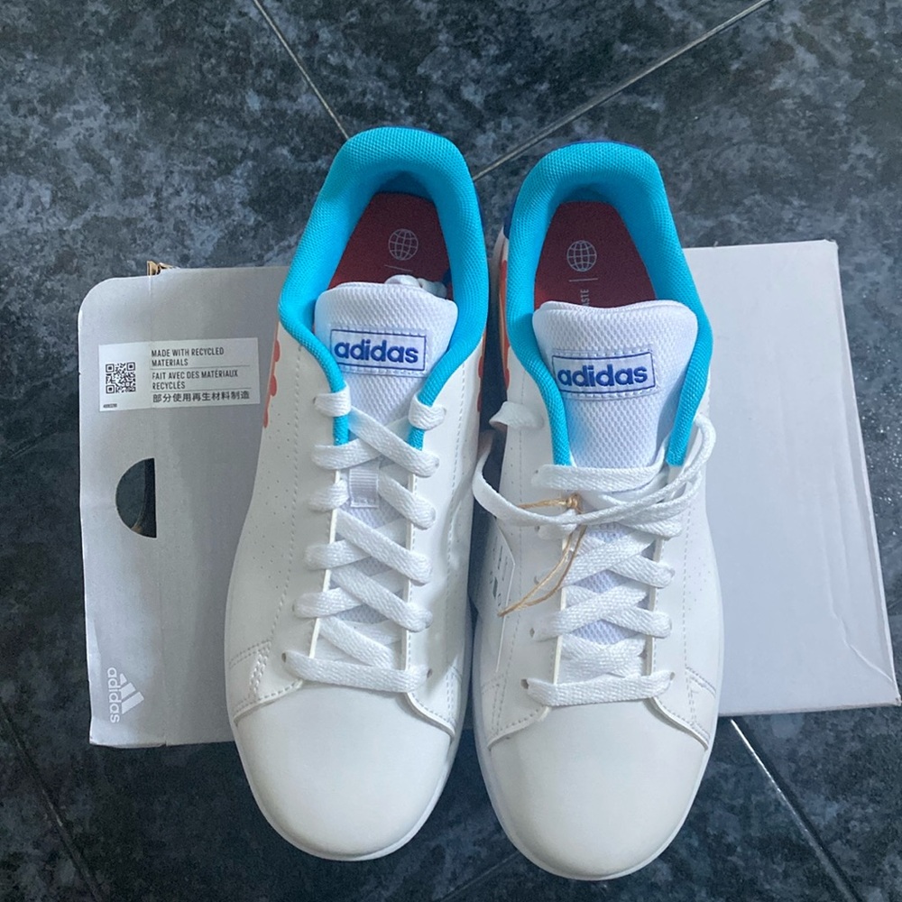 NWT Adidas shoee